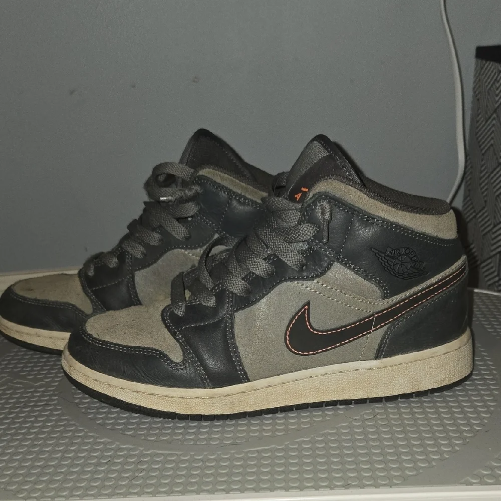 Jordan Black and Gray Sneakers - Picture 4 of 7